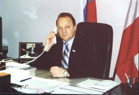 Иван Анатольевич в рабочем кабинете